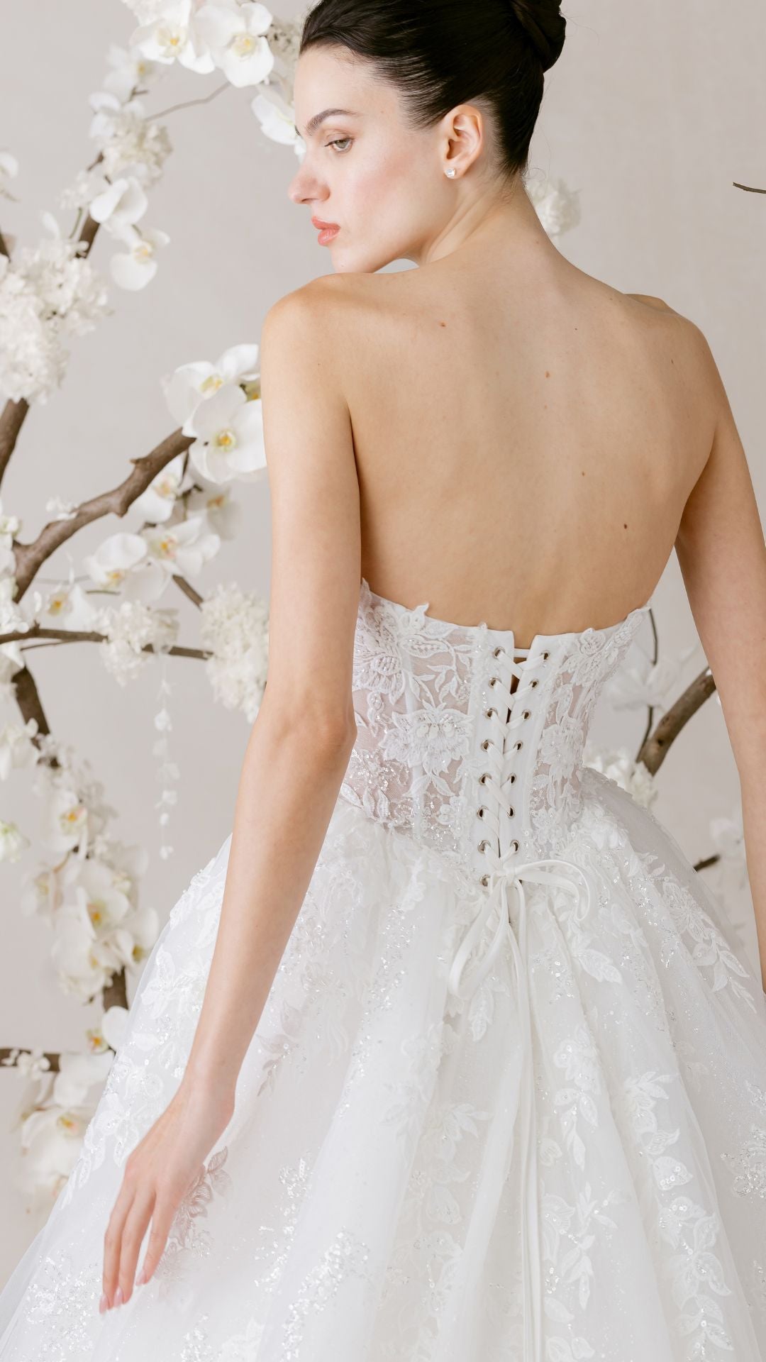 Elegantes Brautkleid von Morilee mit einem hauchdünnen Rock und floralen Akzenten.