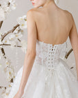 Elegantes Brautkleid von Morilee mit einem hauchdünnen Rock und floralen Akzenten.