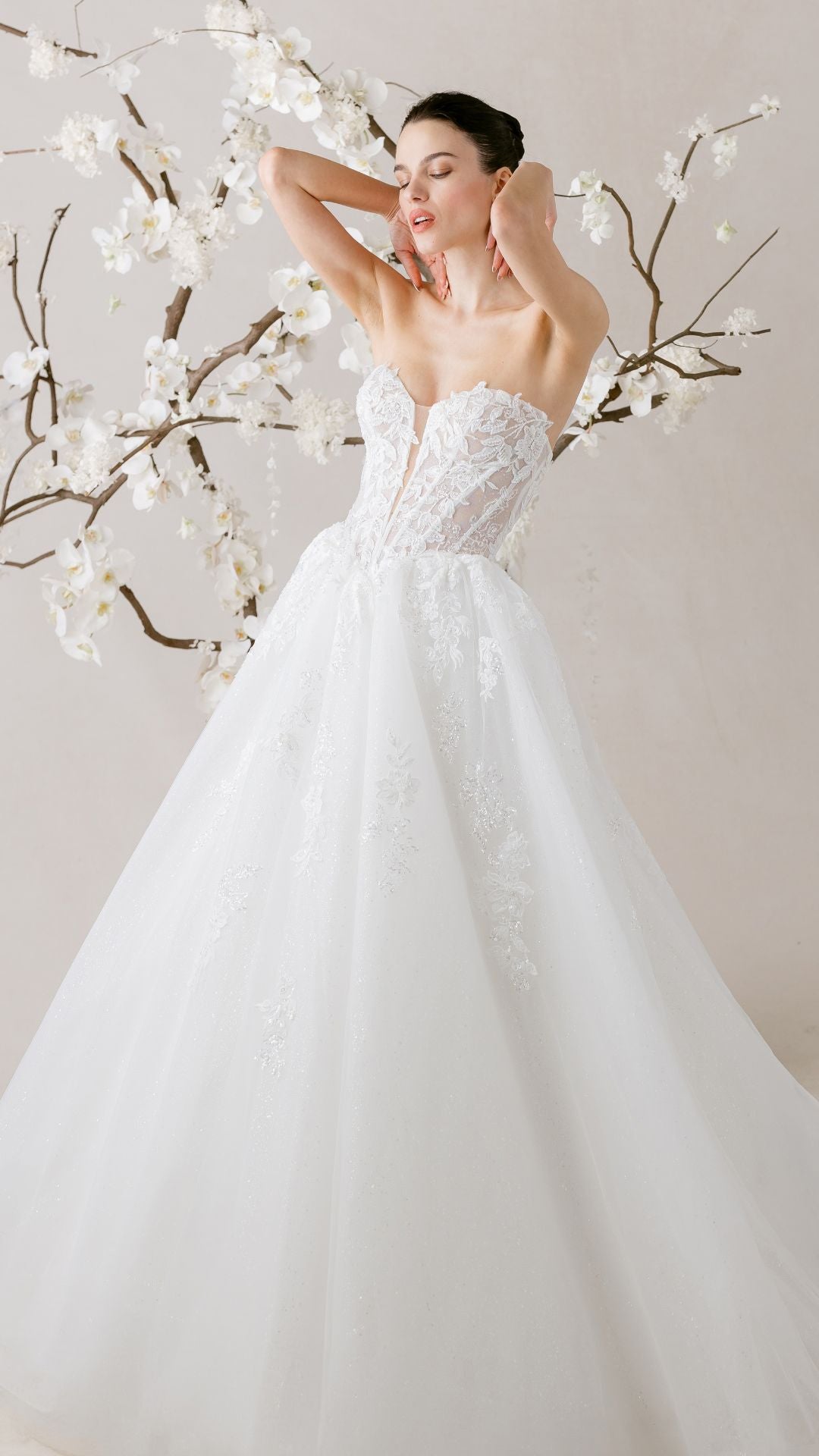 Elegantes Brautkleid von Morilee mit einem hauchdünnen Rock und floralen Akzenten.