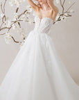 Elegantes Brautkleid von Morilee mit einem hauchdünnen Rock und floralen Akzenten.