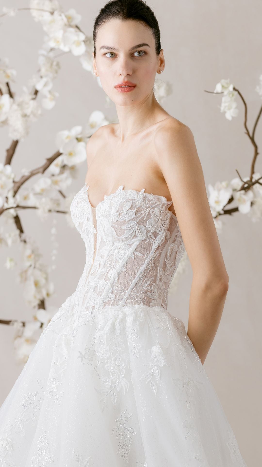 Elegantes Brautkleid von Morilee mit einem hauchdünnen Rock und floralen Akzenten.