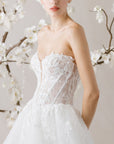 Elegantes Brautkleid von Morilee mit einem hauchdünnen Rock und floralen Akzenten.