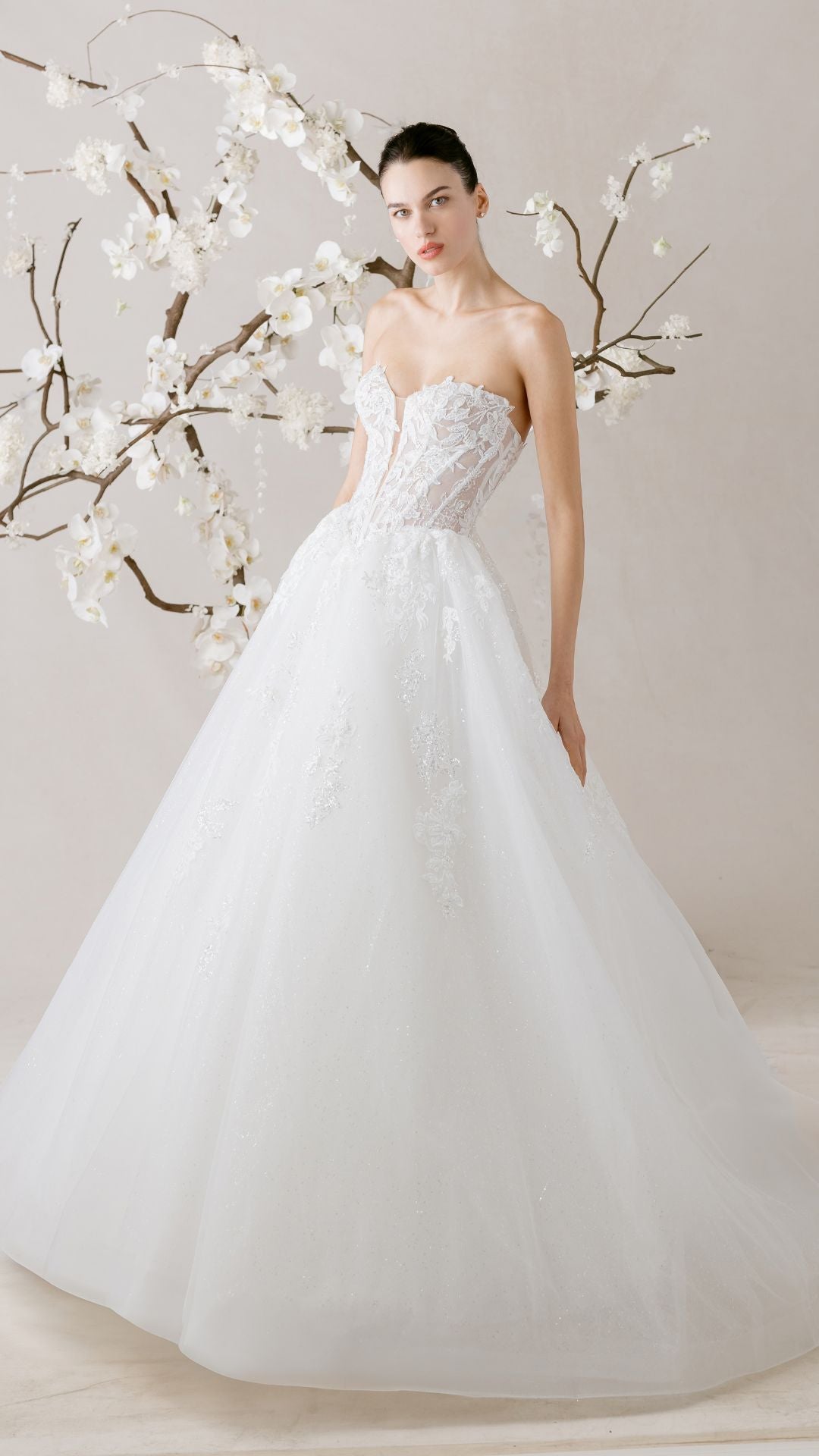 Elegantes Brautkleid von Morilee mit einem hauchdünnen Rock und floralen Akzenten.