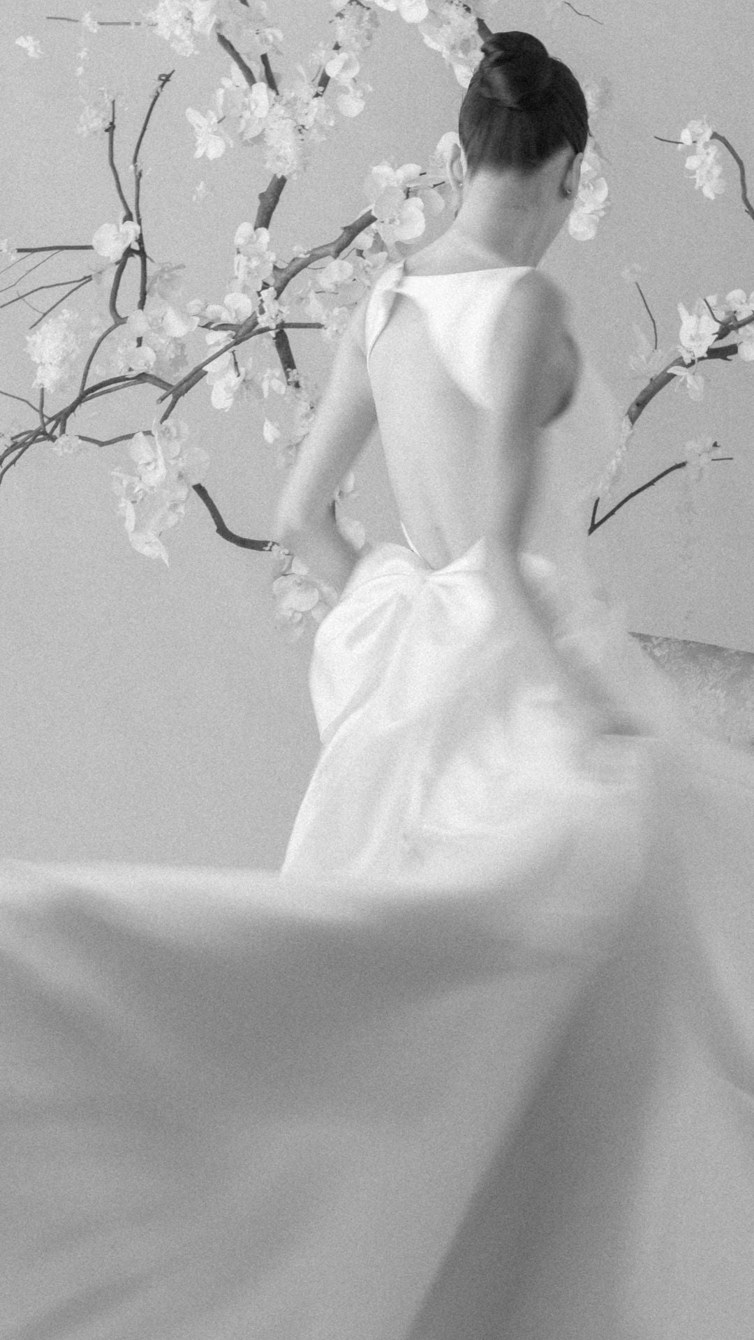 Elegantes Brautkleid von Morilee, präsentiert mit zarten Blumen im Hintergrund, perfekte Wahl für den großen Tag.