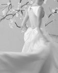 Elegantes Brautkleid von Morilee, präsentiert mit zarten Blumen im Hintergrund, perfekte Wahl für den großen Tag.