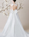 Elegantes Brautkleid von Morilee, präsentiert mit zarten Blumen im Hintergrund, perfekte Wahl für den großen Tag.