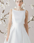 Elegantes Brautkleid von Morilee, präsentiert mit zarten Blumen im Hintergrund, perfekte Wahl für den großen Tag.