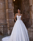Elegantes Brautkleid von Veni Infantino mit schmalem Oberteil und voluminösem Rock, perfekt für besondere Anlässe.