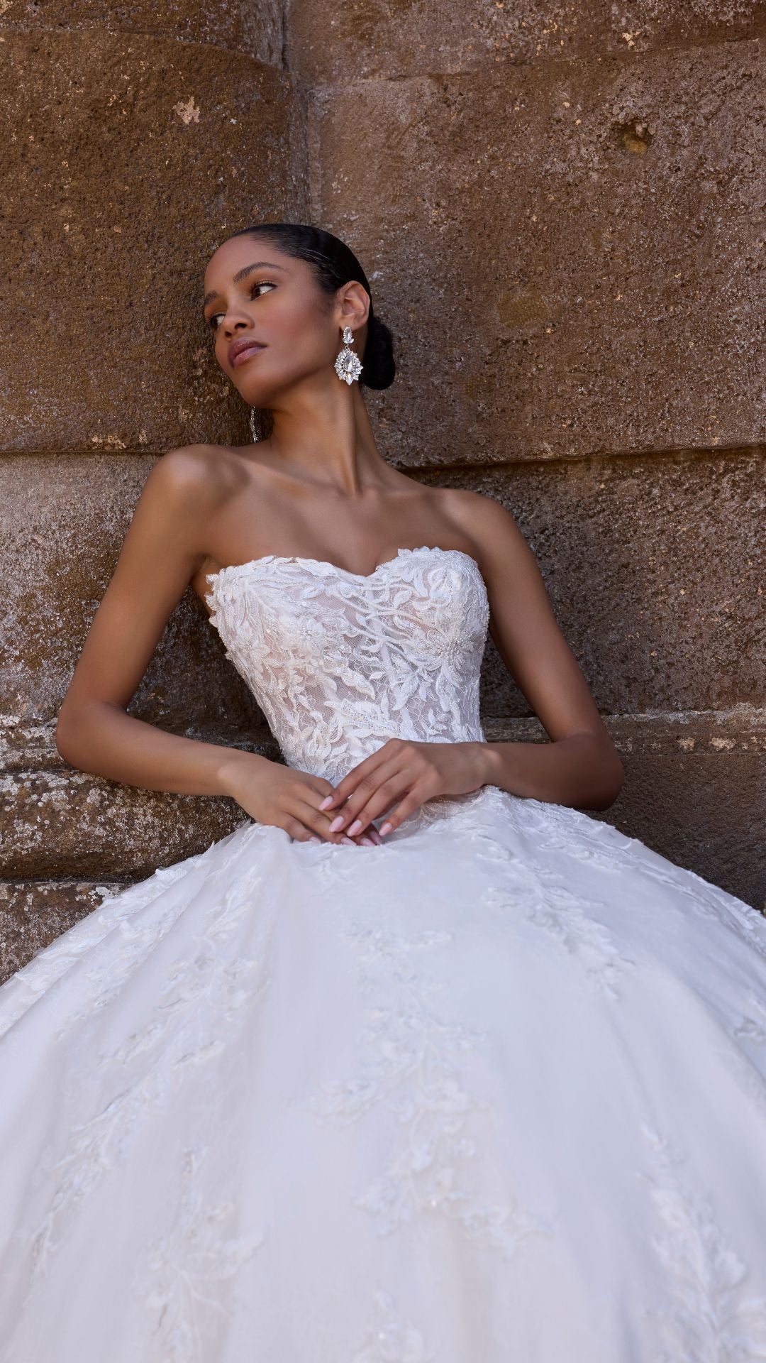 Elegantes Brautkleid von Veni Infantino mit schmalem Oberteil und voluminösem Rock, perfekt für besondere Anlässe.