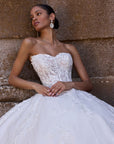 Elegantes Brautkleid von Veni Infantino mit schmalem Oberteil und voluminösem Rock, perfekt für besondere Anlässe.