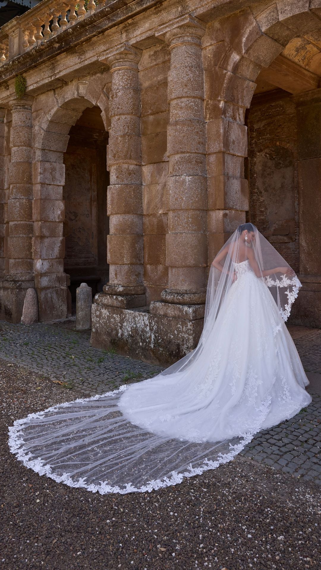 Elegantes Brautkleid von Veni Infantino mit schmalem Oberteil und voluminösem Rock, perfekt für besondere Anlässe.