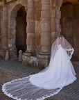 Elegantes Brautkleid von Veni Infantino mit schmalem Oberteil und voluminösem Rock, perfekt für besondere Anlässe.