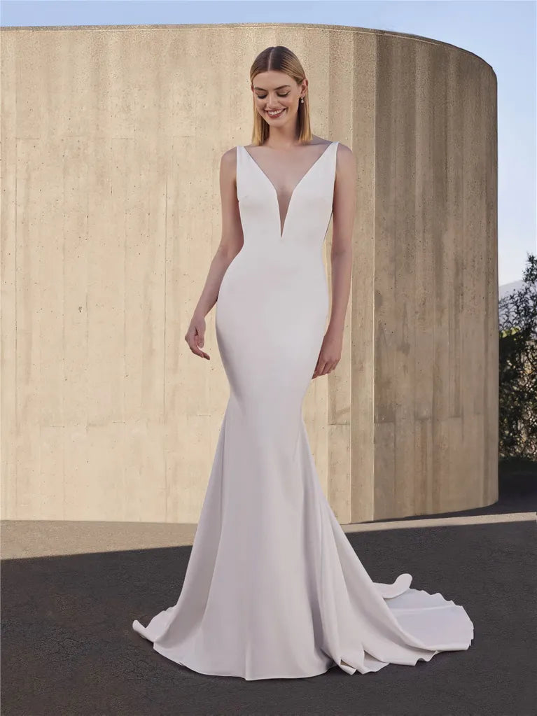 Brautkleid mit V-Ausschnitt von Pronovias 