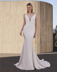 Brautkleid mit V-Ausschnitt von Pronovias 