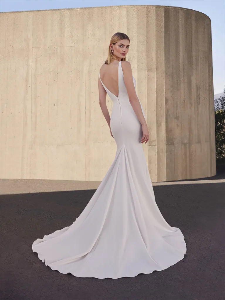 Brautkleid mit V-Ausschnitt von Pronovias 